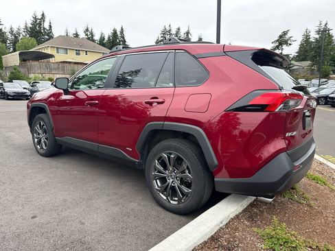 Used 2022 Toyota RAV4 XLE Premium AWD/4WD image 4