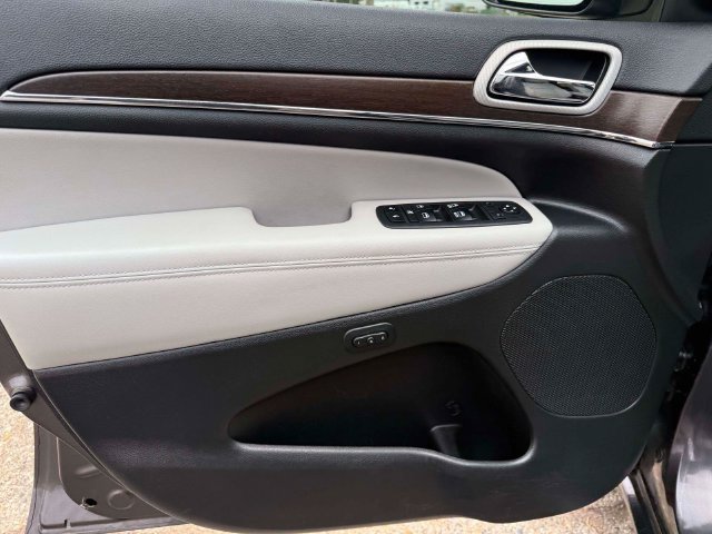 Used 2018 Jeep Grand Cherokee Limited AWD/4WD image 17
