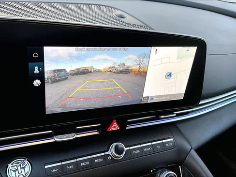 Used 2024 Hyundai Elantra SEL image 25