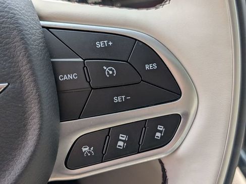 Used 2018 Chrysler Pacifica Limited w/ Tire & Wheel Group FWD image 17