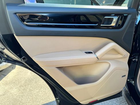 Used 2021 Porsche Cayenne image 16