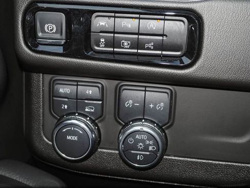 Used 2025 GMC Yukon XL Denali image 31