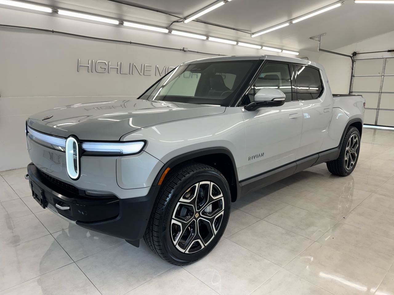 Used 2025 Rivian R1T Adventure Dual AWD/4WD image 1