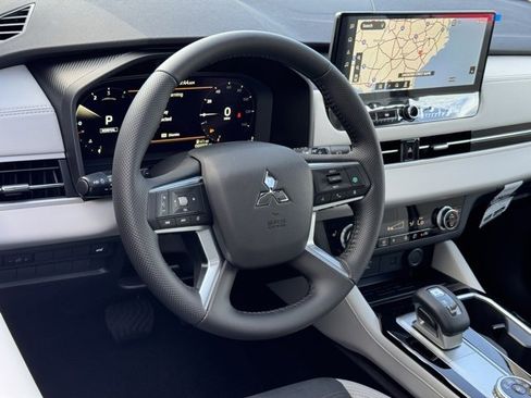 New 2025 Mitsubishi Outlander SE image 14
