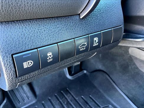 Certified 2020 Toyota Camry SE image 32