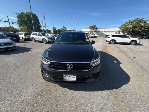 Used 2024 Volkswagen Tiguan SE R-Line AWD/4WD image 2