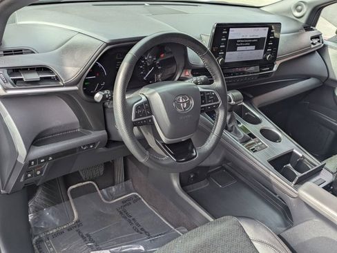 Used 2023 Toyota Sienna XSE image 18