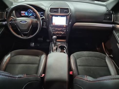 Used 2018 Ford Explorer XLT w/ Equipment Group 202A image 11