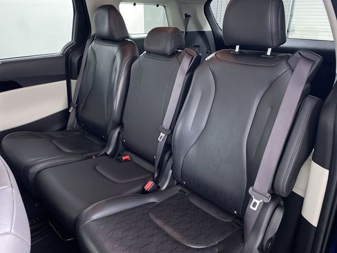 Used 2022 Kia Carnival EX image 12