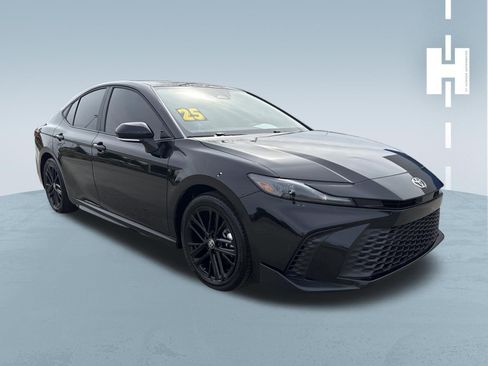 Used 2025 Toyota Camry SE image 1