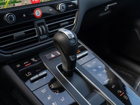 Certified 2025 Porsche Macan image 30