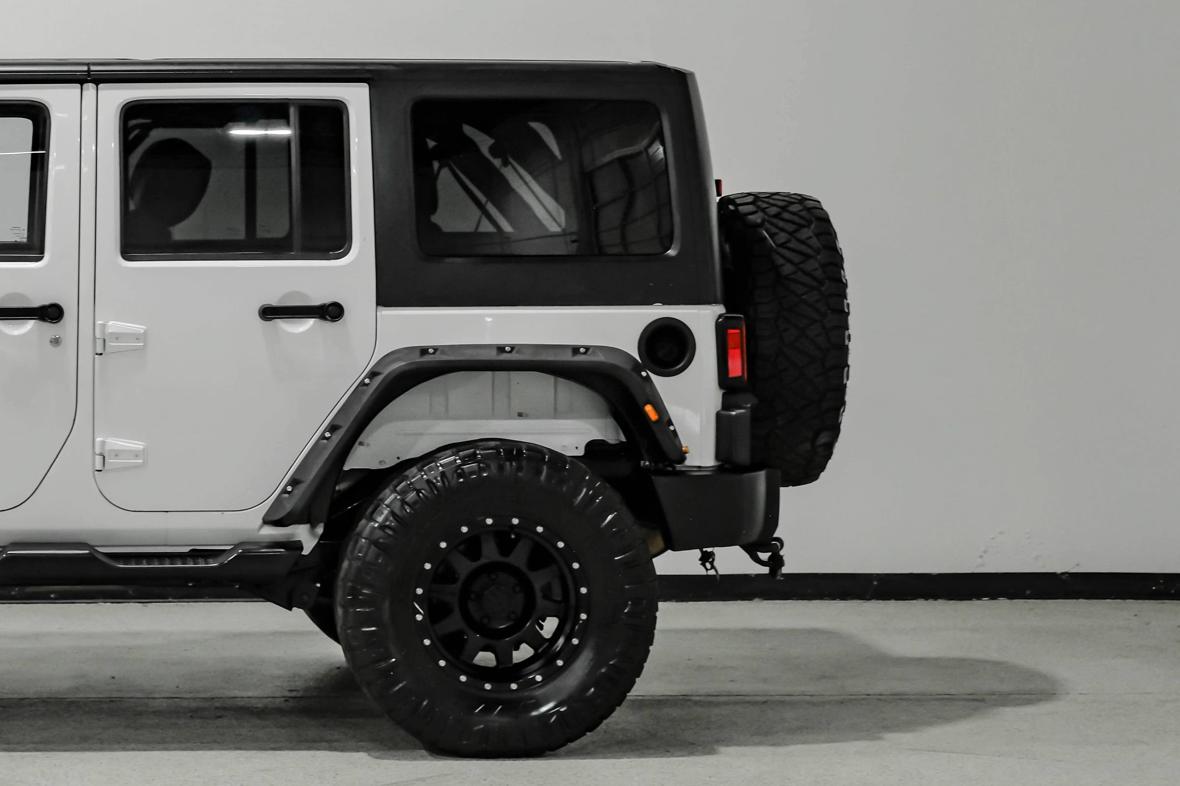 Used 2015 Jeep Wrangler Unlimited Rubicon w/ Connectivity Group AWD/4WD image 11