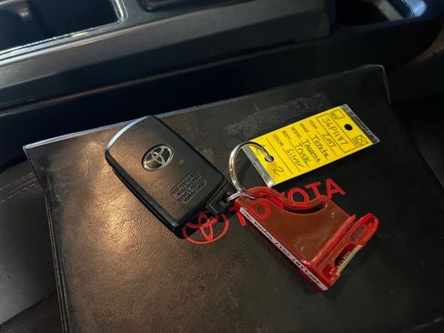 Used 2017 Toyota Tacoma TRD Sport image 38