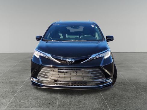 New 2026 Toyota Sienna Limited image 2