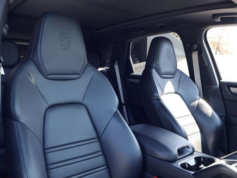 Certified 2022 Porsche Cayenne Platinum Edition image 24