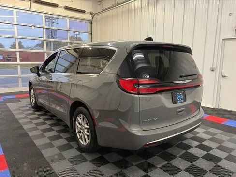 Used 2025 Chrysler Pacifica Select FWD image 5