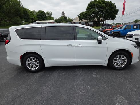Certified 2022 Chrysler Voyager LX FWD image 2