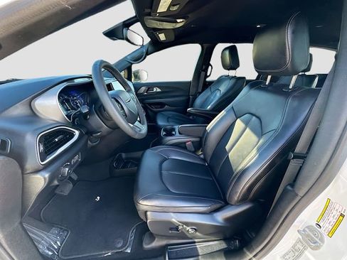 Used 2025 Chrysler Pacifica Select image 20
