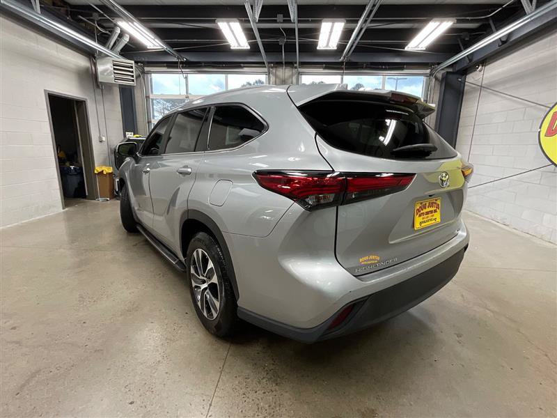 Used 2023 Toyota Highlander XLE FWD image 3