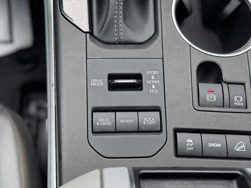 Used 2022 Toyota Highlander XLE image 24