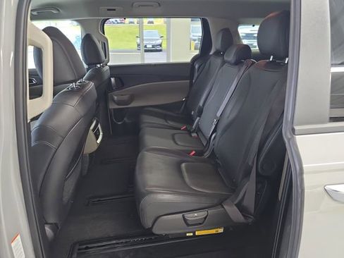 Used 2025 Kia Carnival EX FWD image 10