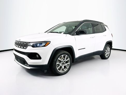 Used 2025 Jeep Compass Limited AWD/4WD image 3
