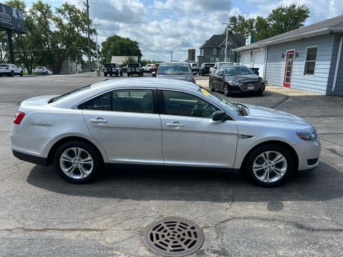 Used 2016 Ford Taurus SE FWD image 8