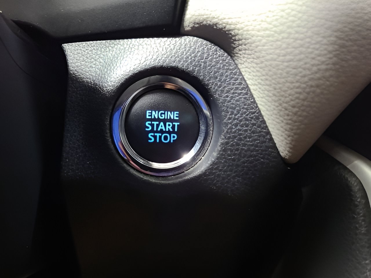 Used 2020 Toyota RAV4 XLE AWD/4WD image 34