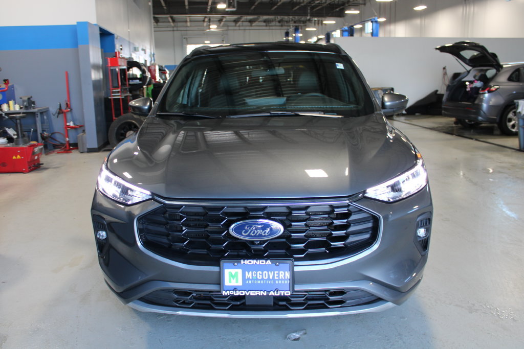Used 2023 Ford Escape ST-Line Select w/ Tech Pack #2 AWD/4WD image 2