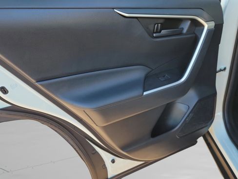 Used 2021 Toyota RAV4 LE image 9