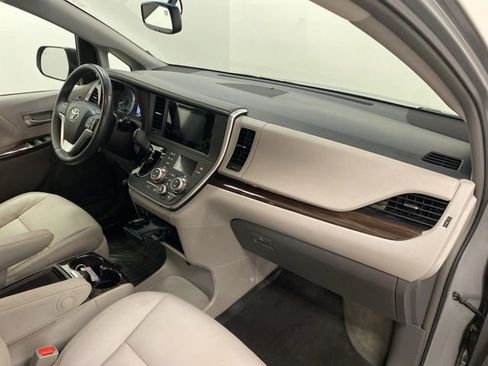 Used 2017 Toyota Sienna Limited image 24