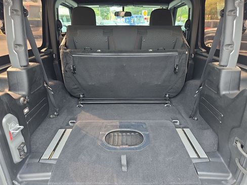 Used 2018 Jeep Wrangler Rubicon w/ Cold Weather Group image 29