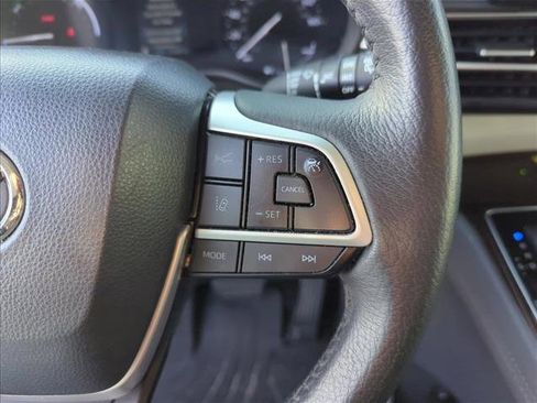 Used 2023 Toyota Sienna XLE w/ XLE Plus Package FWD image 15