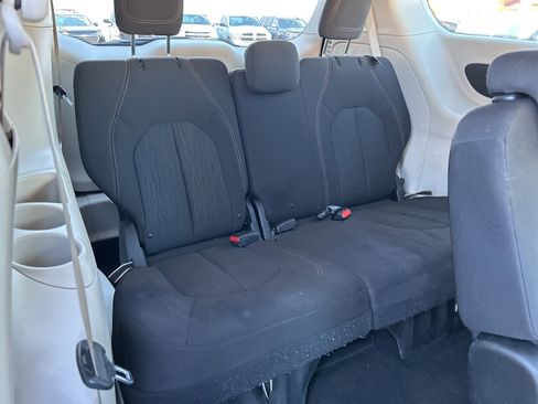 Used 2017 Chrysler Pacifica Touring w/ Tire & Wheel Group image 12