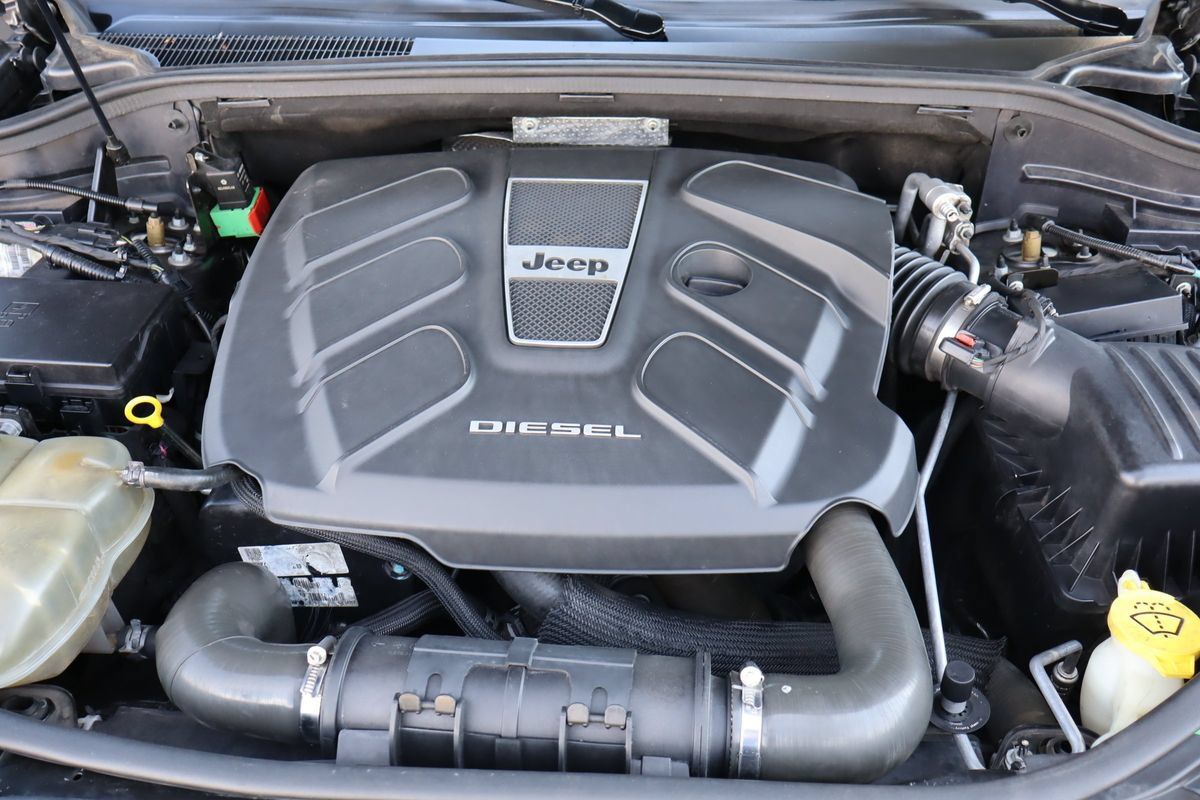 Used 2014 Jeep Grand Cherokee Overland w/ Advanced Technology Group AWD/4WD image 39