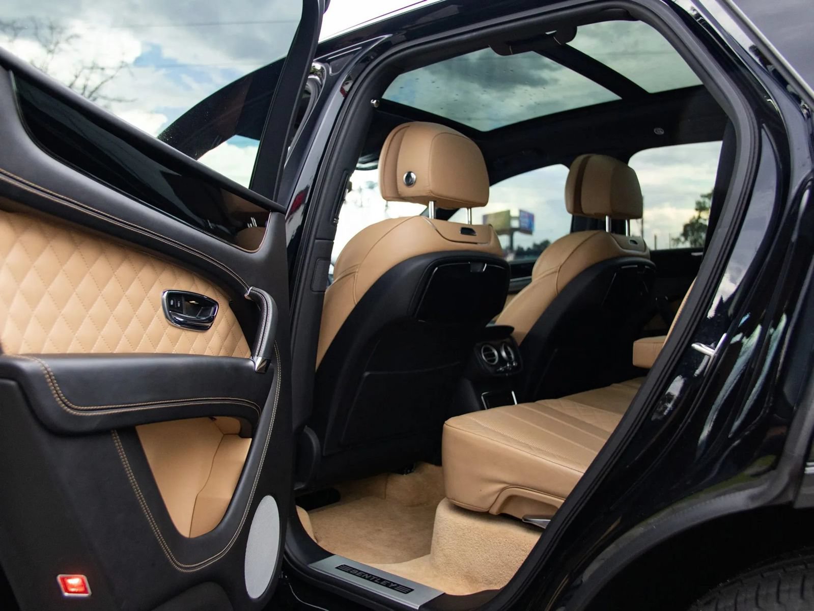 Used 2017 Bentley Bentayga AWD/4WD image 27