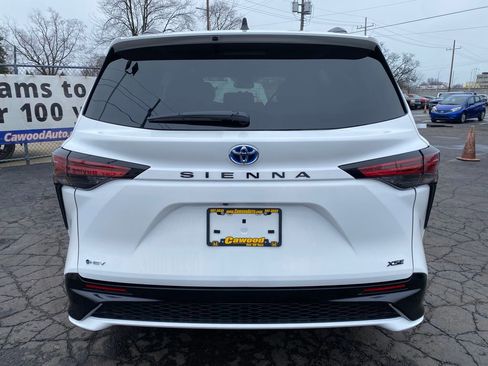 Used 2025 Toyota Sienna XSE image 3