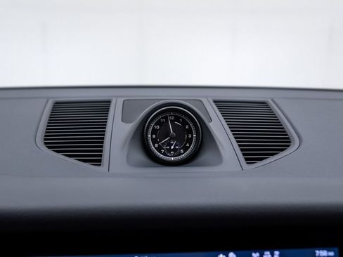 Certified 2025 Porsche Macan image 31