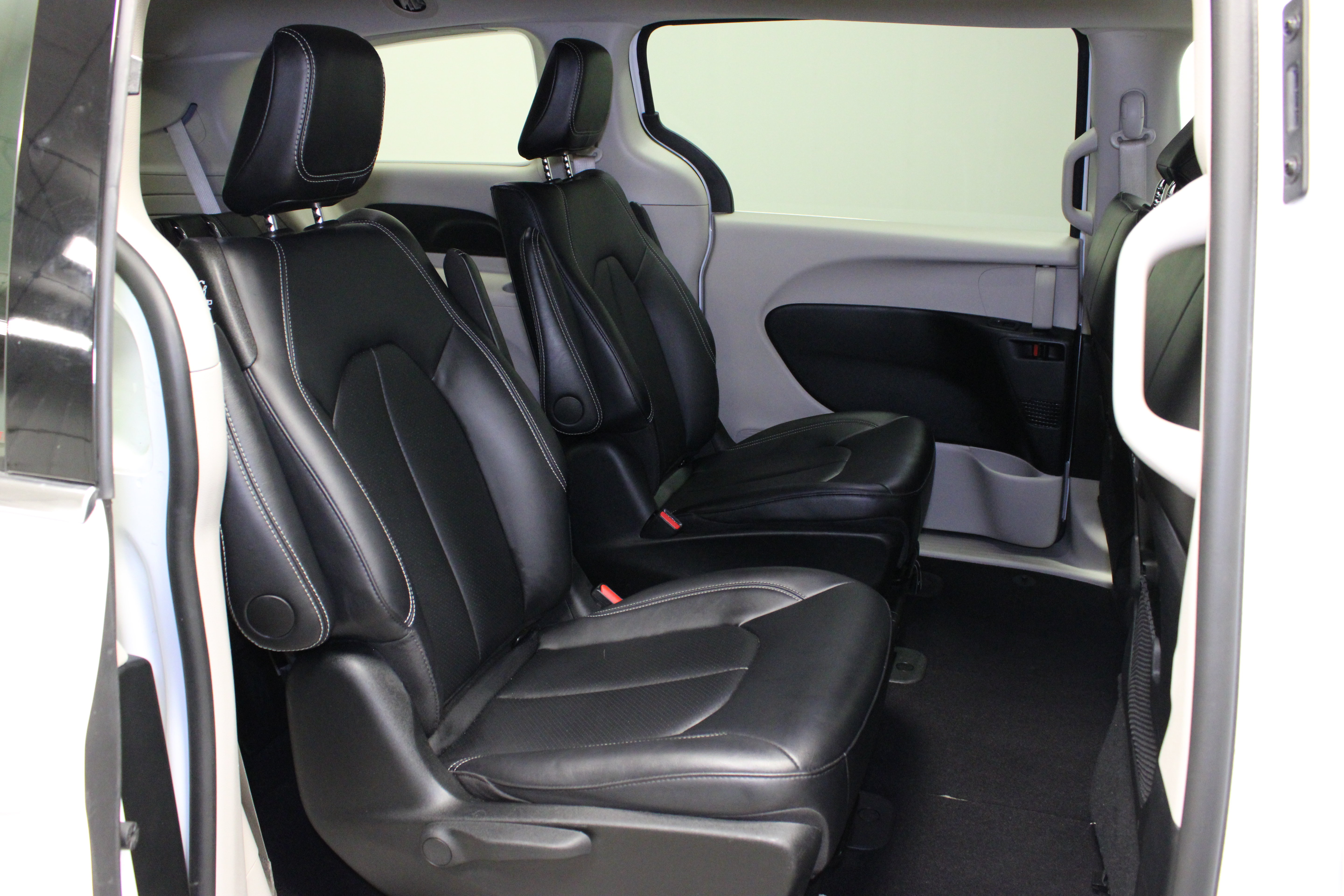 Used 2024 Chrysler Pacifica Limited FWD image 15