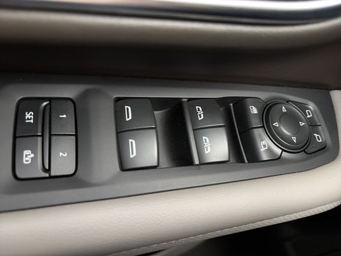 Used 2023 GMC Yukon SLT w/ SLT Luxury Package AWD/4WD image 31