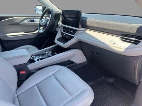 Certified 2025 Ford Explorer Active w/ Active Comfort Package AWD/4WD image 3