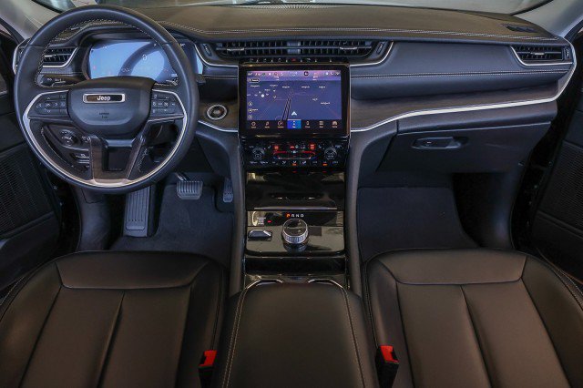 Used 2023 Jeep Grand Cherokee Limited w/ Black Appearance Package AWD/4WD image 39