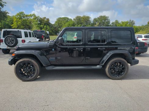 Used 2025 Jeep Wrangler Unlimited Sahara AWD/4WD image 9