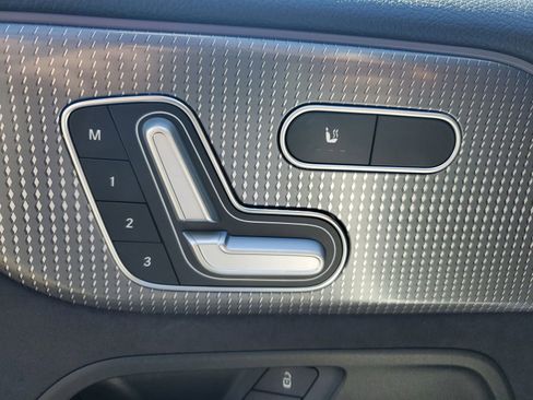 Used 2023 Mercedes-Benz EQB 300 4MATIC image 23
