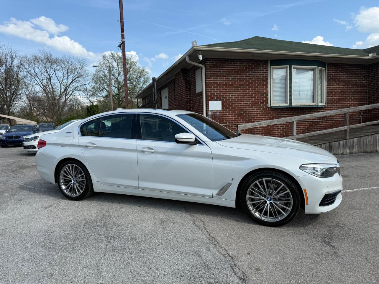 Used 2019 BMW 530e w/ Convenience Package RWD image 2