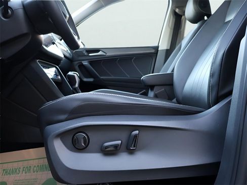 Used 2022 Volkswagen Tiguan SE w/ Panoramic Sunroof Package image 38