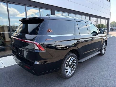 New 2027 Lincoln Navigator Premiere AWD/4WD image 3