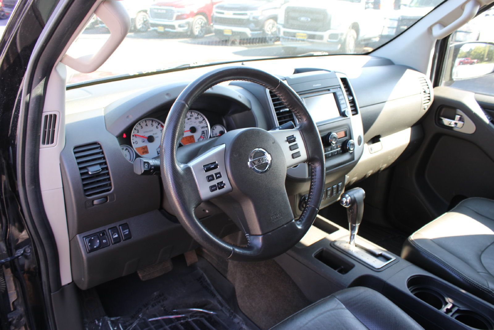 Used 2015 Nissan Frontier PRO-4X w/ Pro-4x Luxury Package AWD/4WD image 10