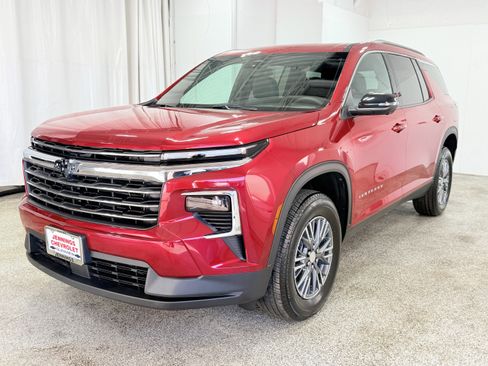 Used 2024 Chevrolet Traverse LT w/ Trailering Package image 3