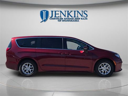 Used 2023 Chrysler Pacifica Touring-L image 2